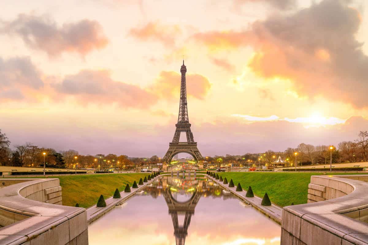 Eiffel Tower reflected in Trocadéro fountains at sunset — Eiffel Tower, Paris, France.